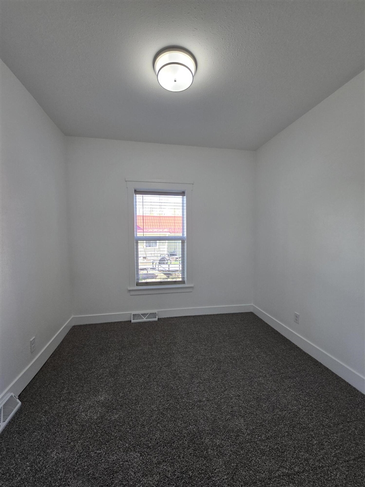 130 N 10th Street, Edmore, MI, 48829-8372