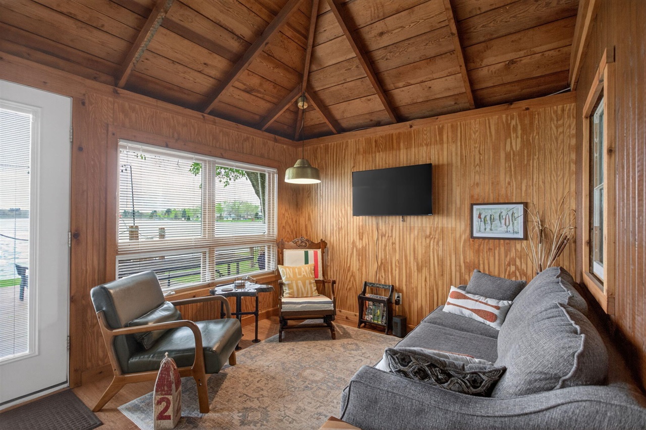 246 Ackerson Lake Drive, Jackson, MI, 49201-8755