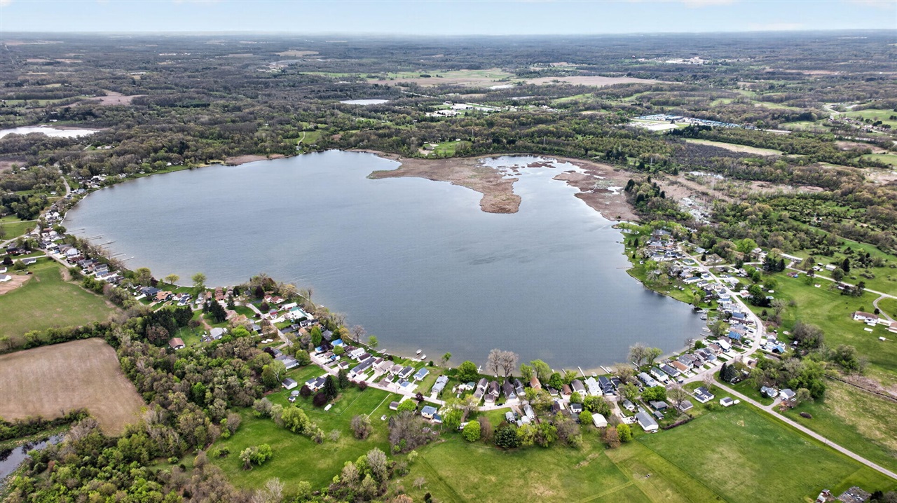 246 Ackerson Lake Drive, Jackson, MI, 49201-8755