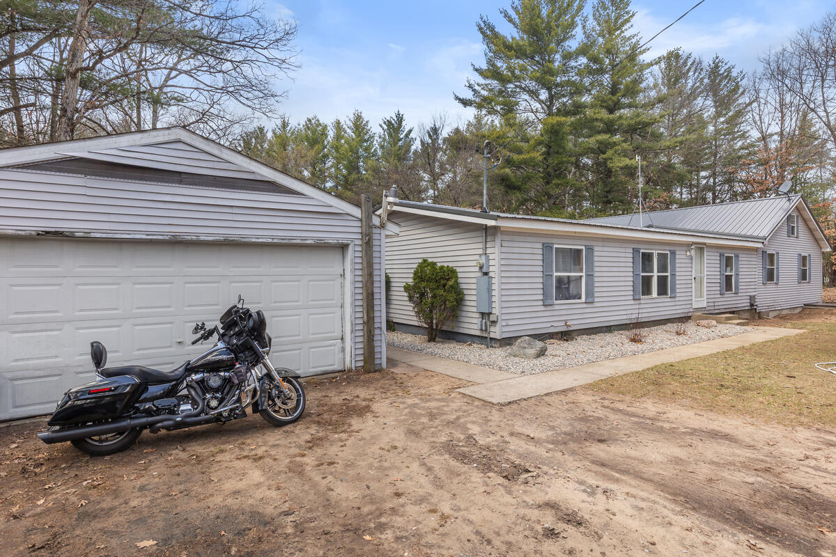 8233 Beech Avenue, Howard City, MI, 49329-9086