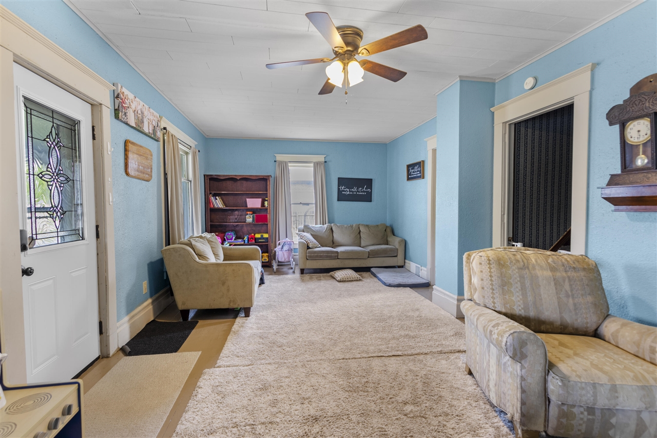 142 S West Street, Hillsdale, MI, 49242-1953