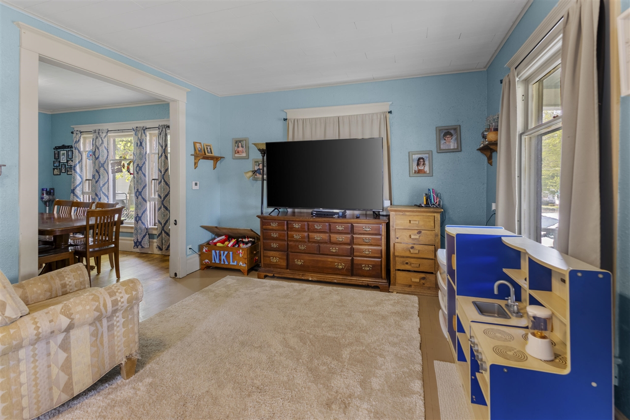 142 S West Street, Hillsdale, MI, 49242-1953