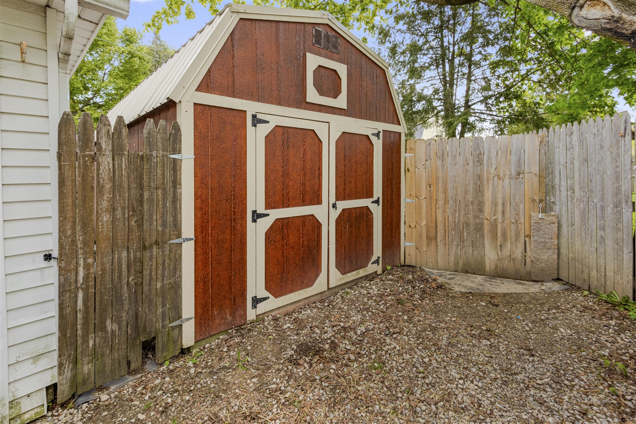142 S West Street, Hillsdale, MI, 49242-1953