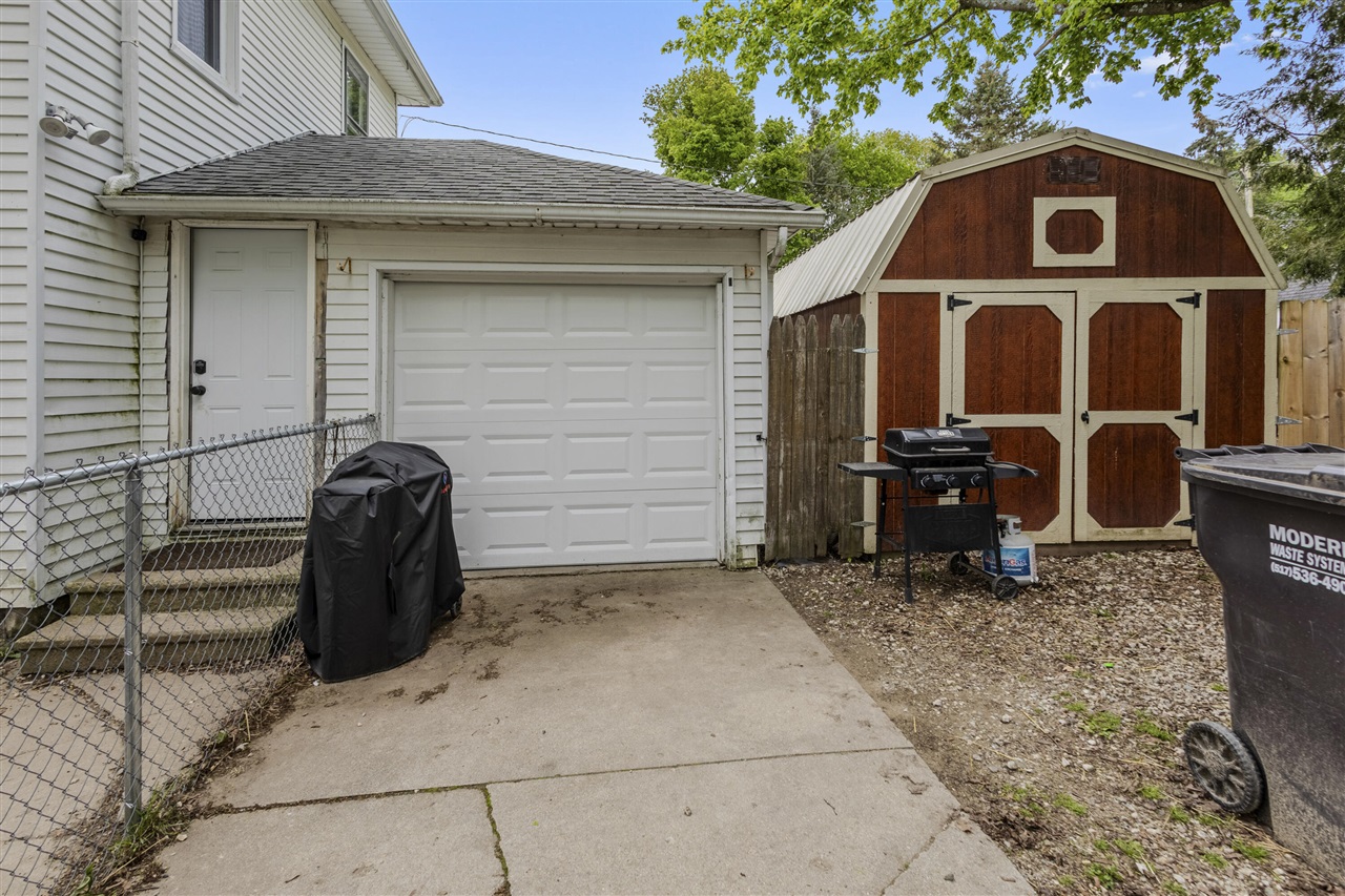 142 S West Street, Hillsdale, MI, 49242-1953