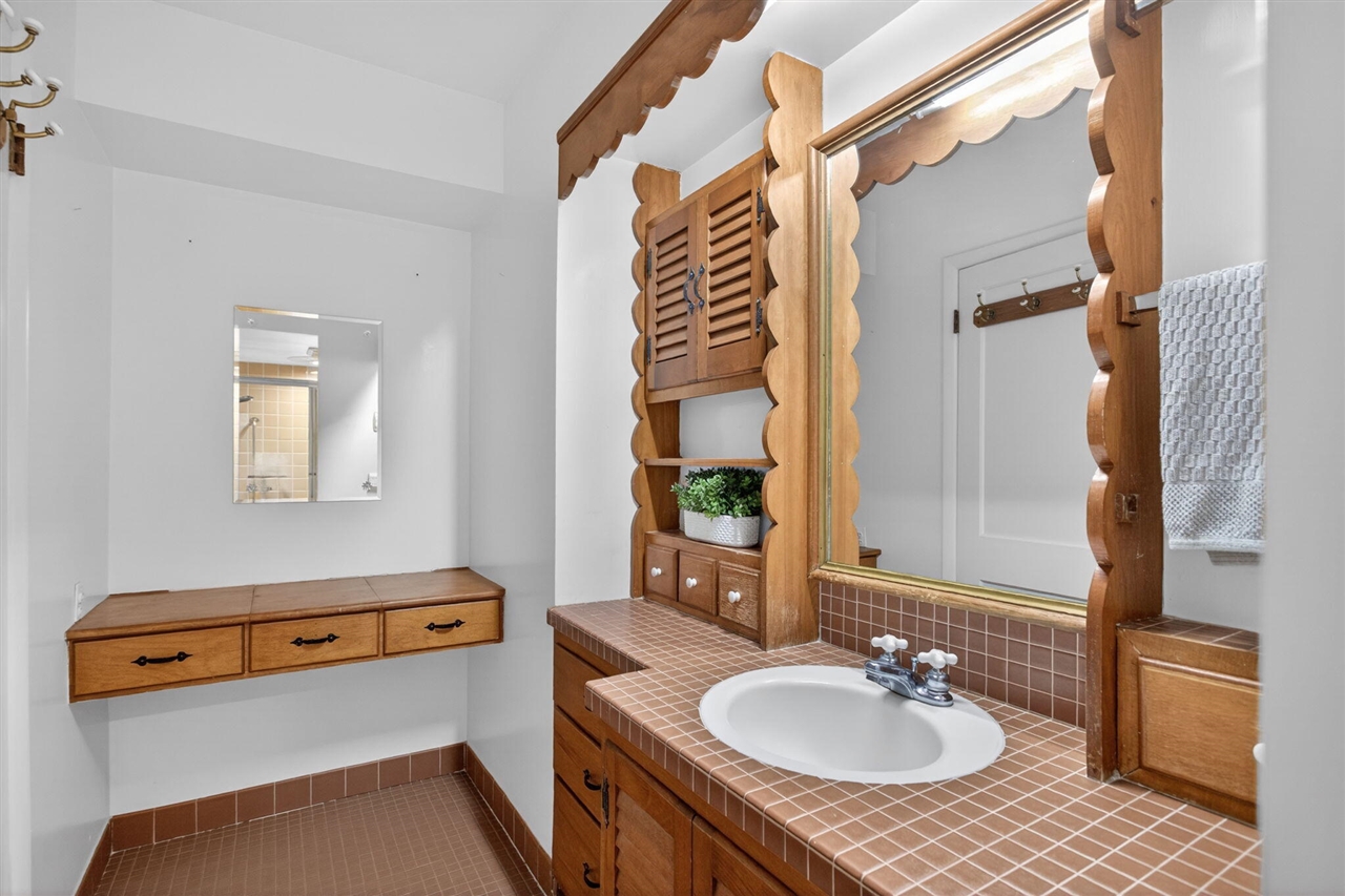 1616 Cascade Court, Jackson, MI, 49203-3808