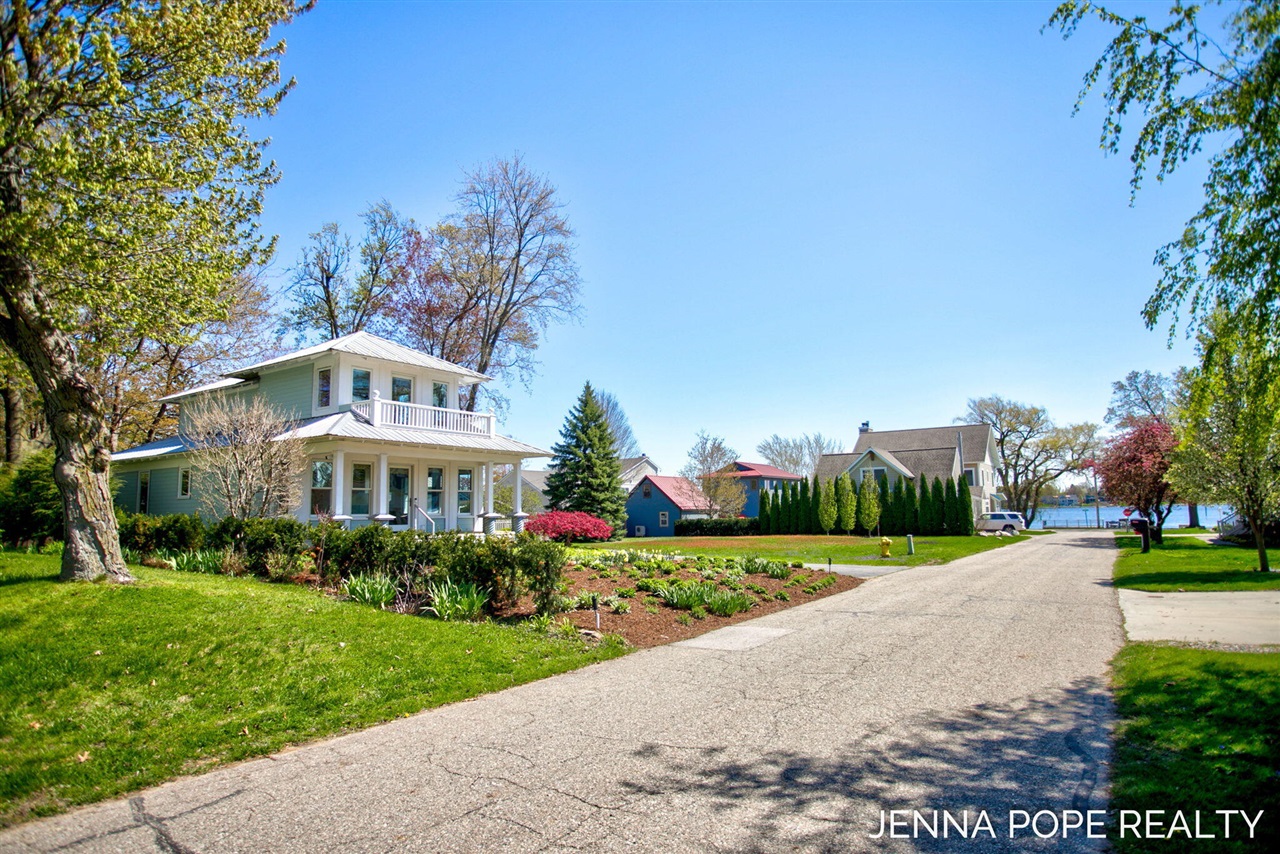 2nd image of 17554 Grand River Ave, Spring Lake, MI 49456 | MLS# 70529067