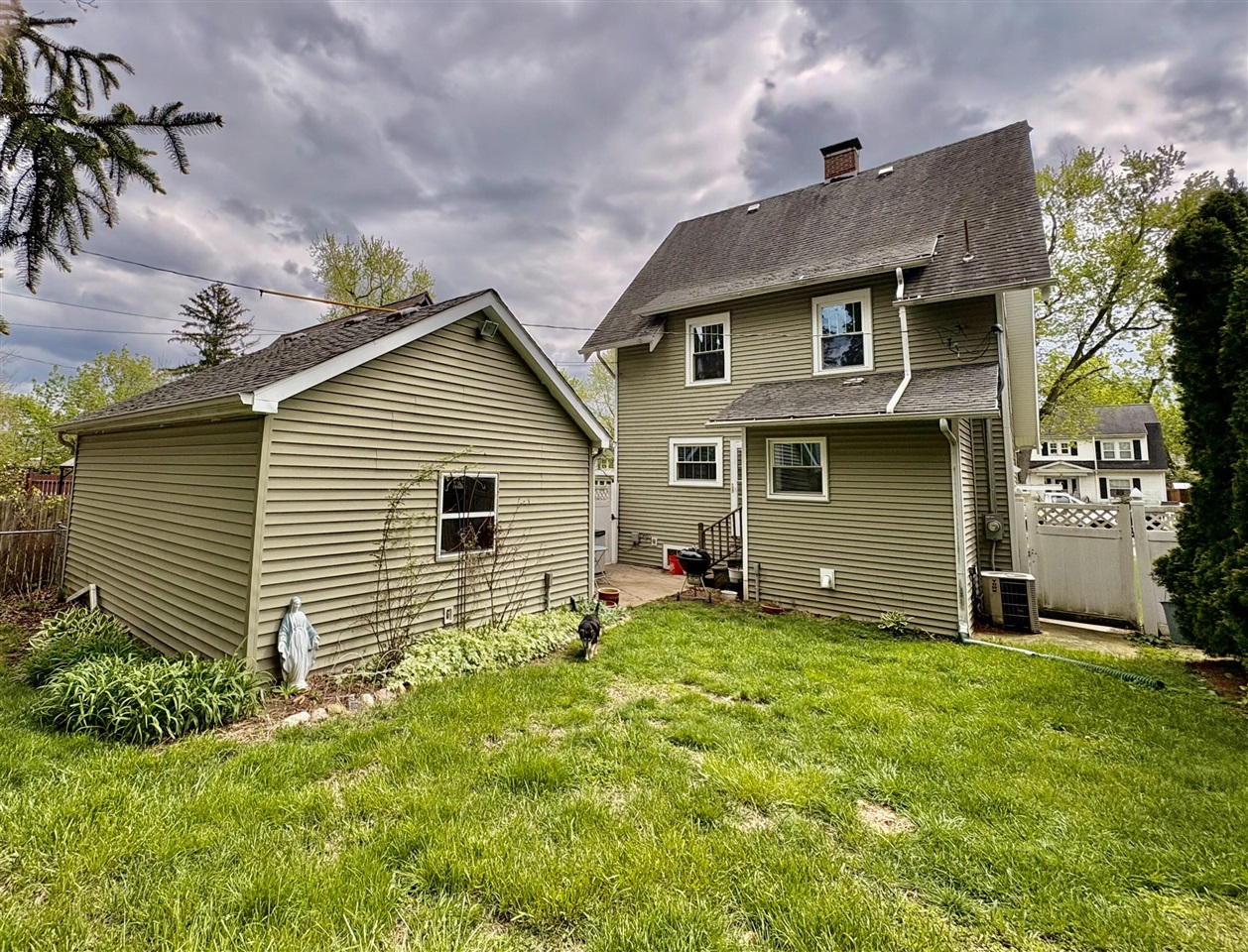 3rd image of 754 Oakridge Dr, Jackson, MI 49203 | MLS# 70529189