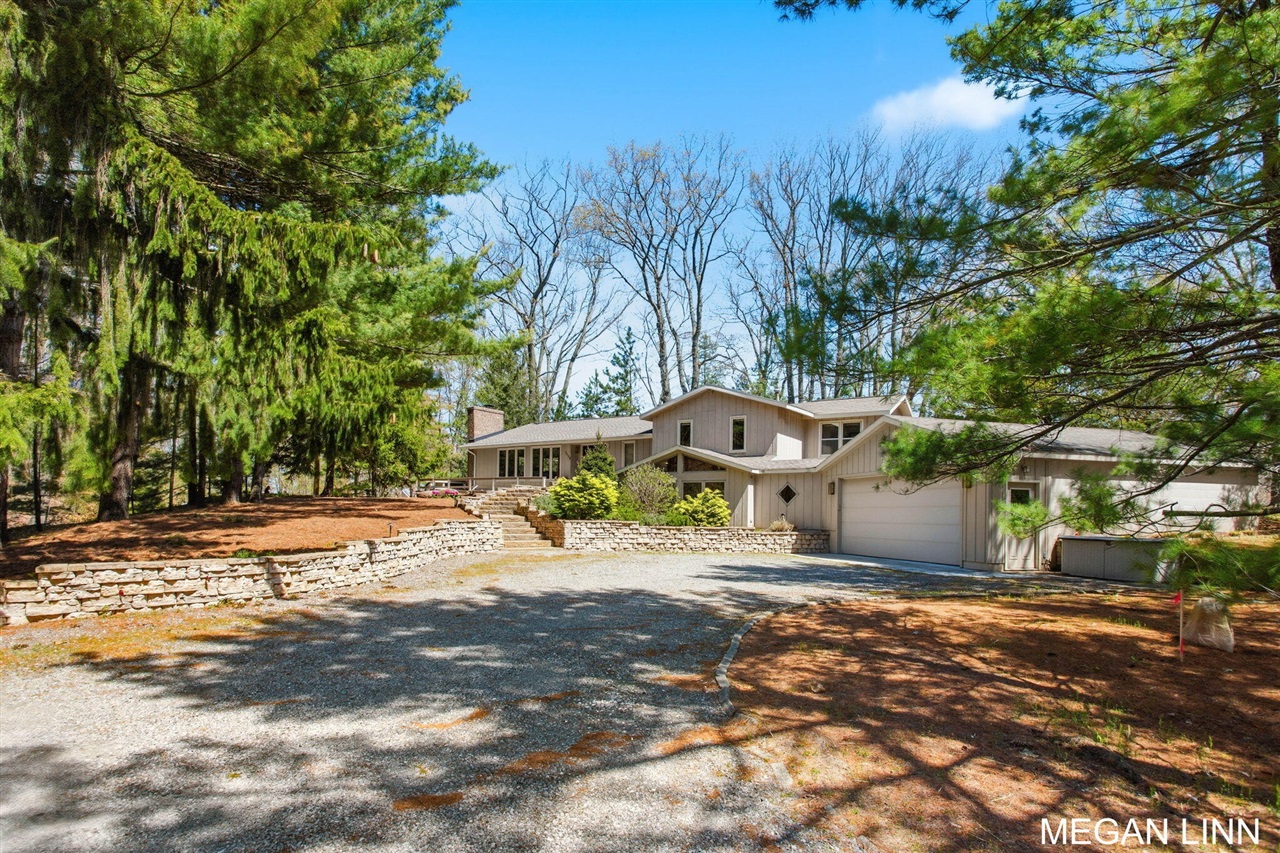 7135 Lakeshore Avenue, West Olive, MI, 49460-9202