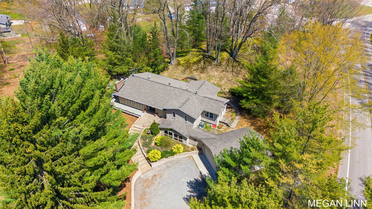 7135 Lakeshore Avenue, West Olive, MI, 49460-9202