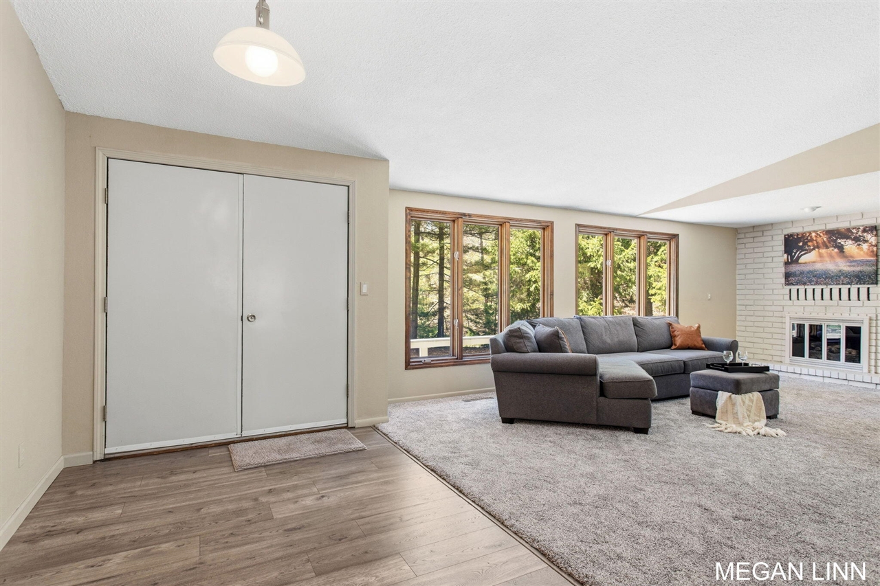 7135 Lakeshore Avenue, West Olive, MI, 49460-9202