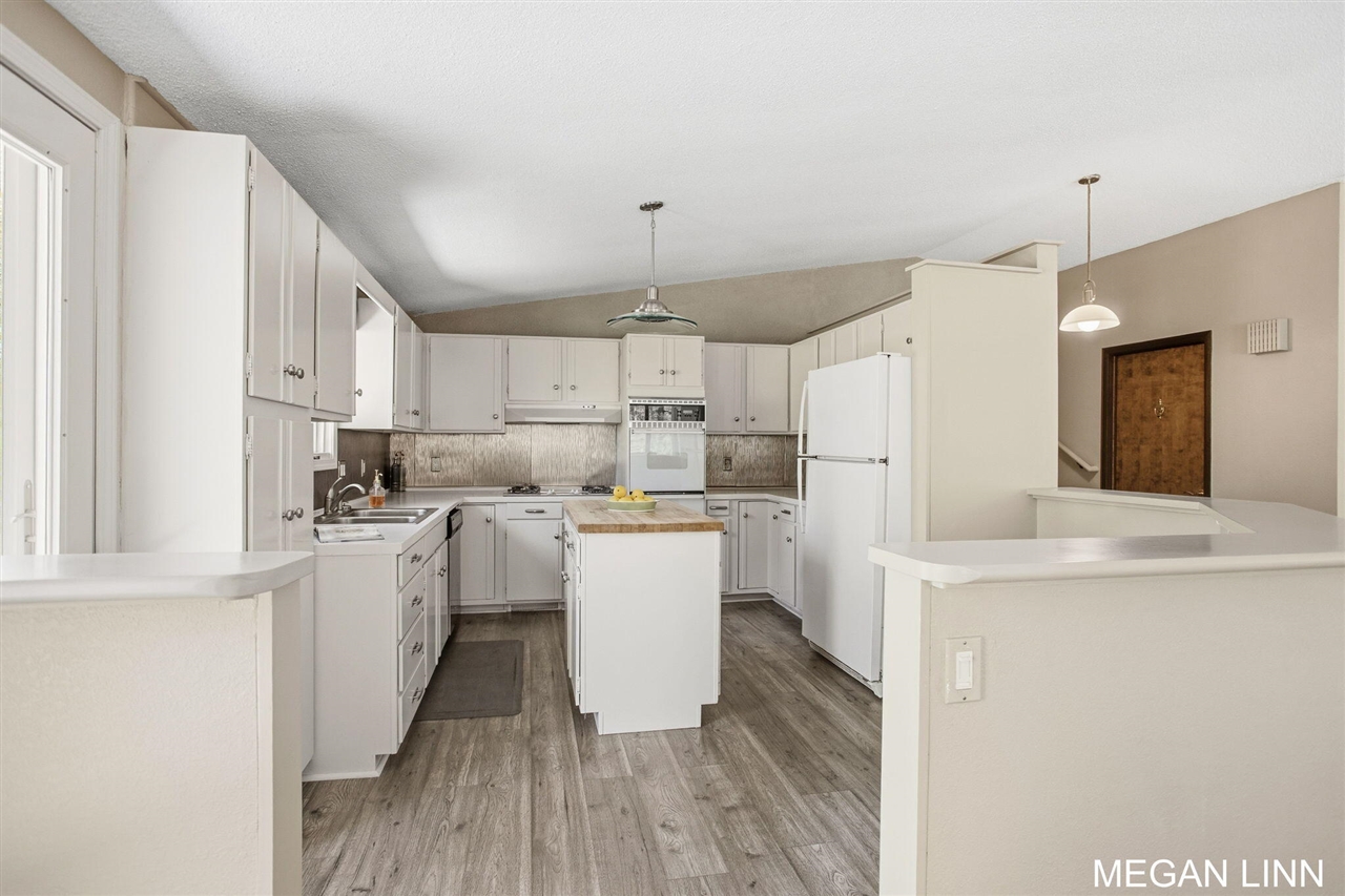 7135 Lakeshore Avenue, West Olive, MI, 49460-9202
