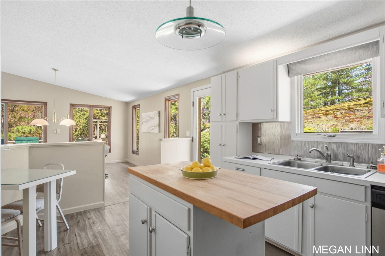 7135 Lakeshore Avenue, West Olive, MI, 49460-9202
