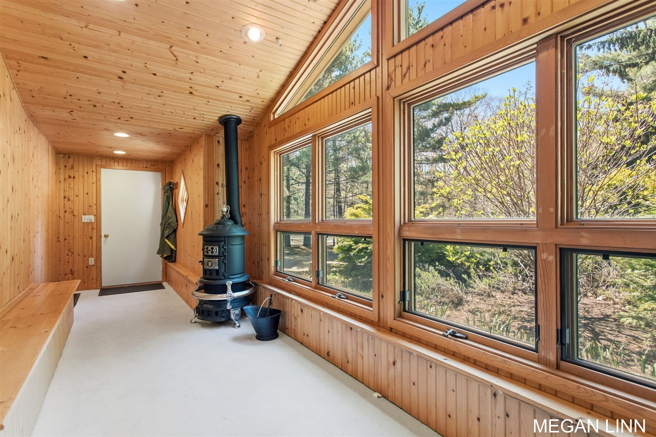 7135 Lakeshore Avenue, West Olive, MI, 49460-9202