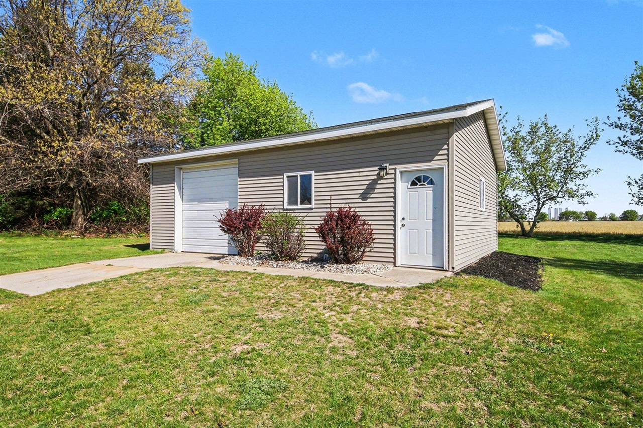 7864 County Farm Road, Greenville, MI, 48838-9774