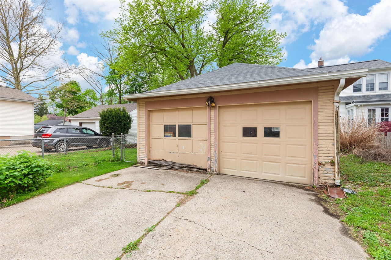 1002 S West Avenue, Jackson, MI, 49203-2955