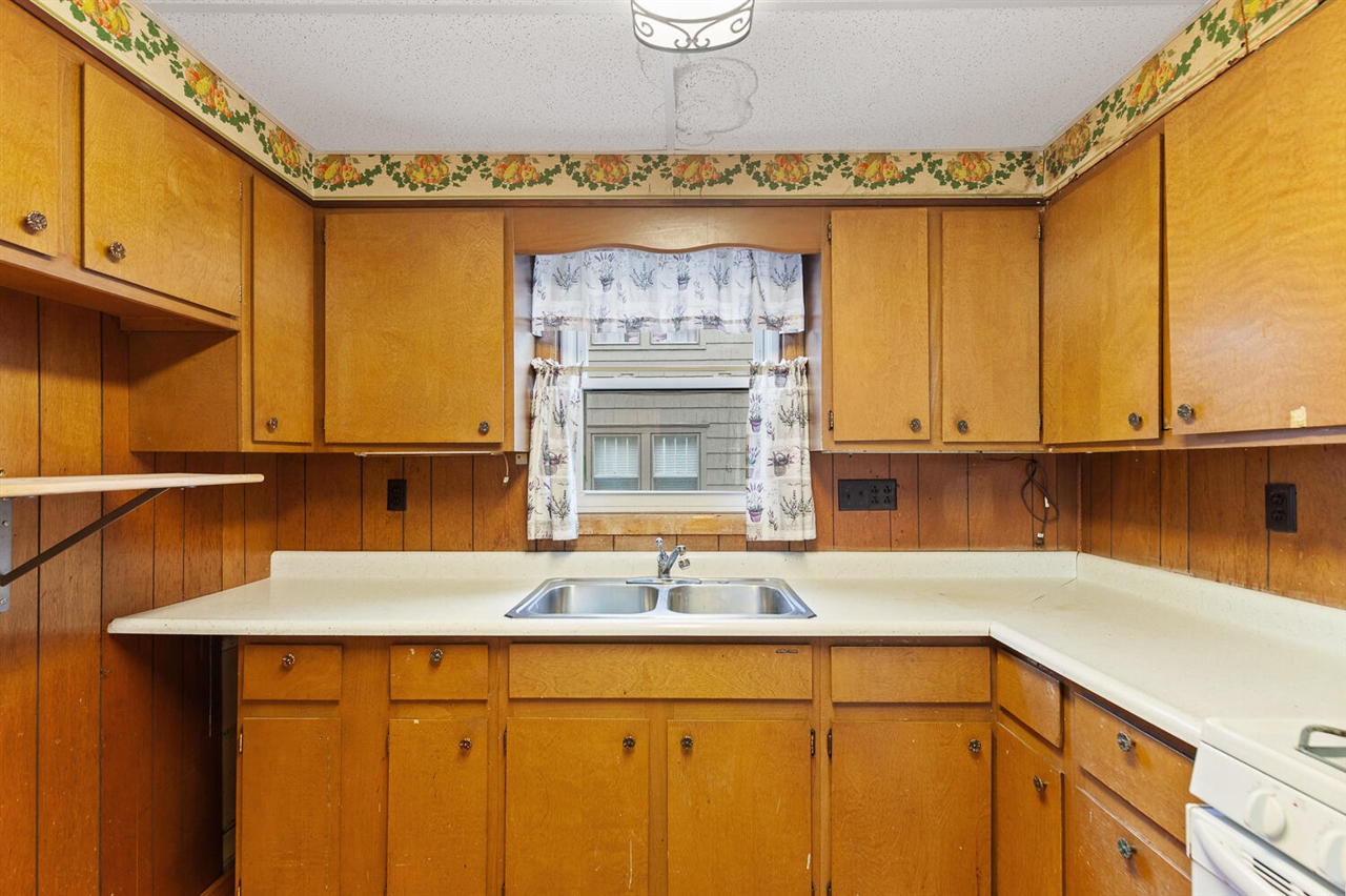 1002 S West Avenue, Jackson, MI, 49203-2955