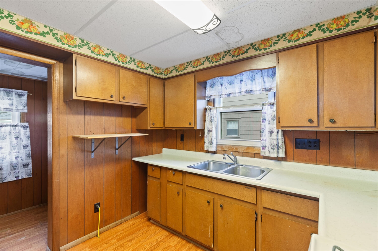 1002 S West Avenue, Jackson, MI, 49203-2955