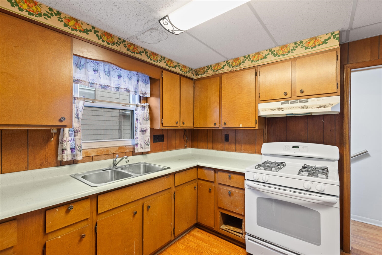1002 S West Avenue, Jackson, MI, 49203-2955