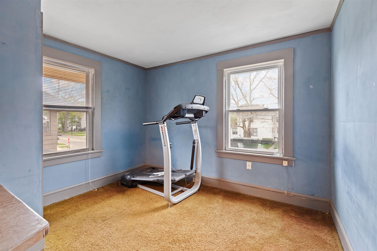 1002 S West Avenue, Jackson, MI, 49203-2955