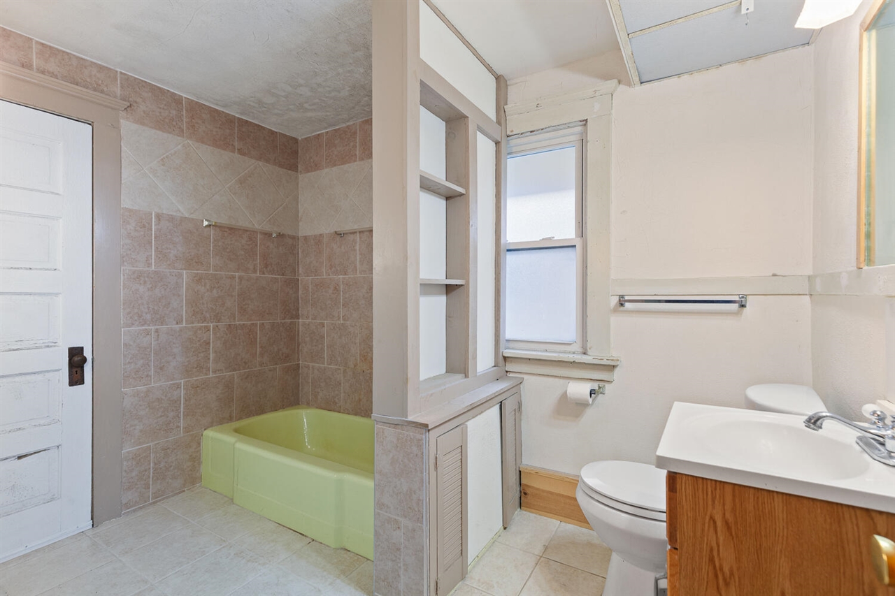 1002 S West Avenue, Jackson, MI, 49203-2955