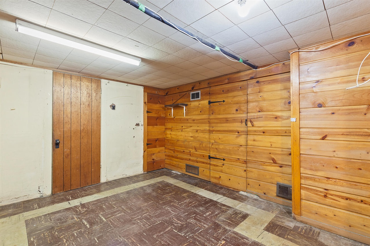 1002 S West Avenue, Jackson, MI, 49203-2955