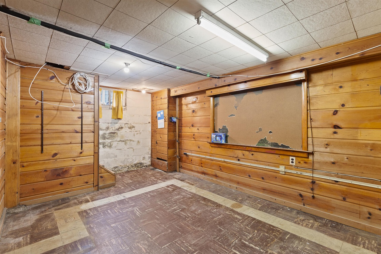 1002 S West Avenue, Jackson, MI, 49203-2955