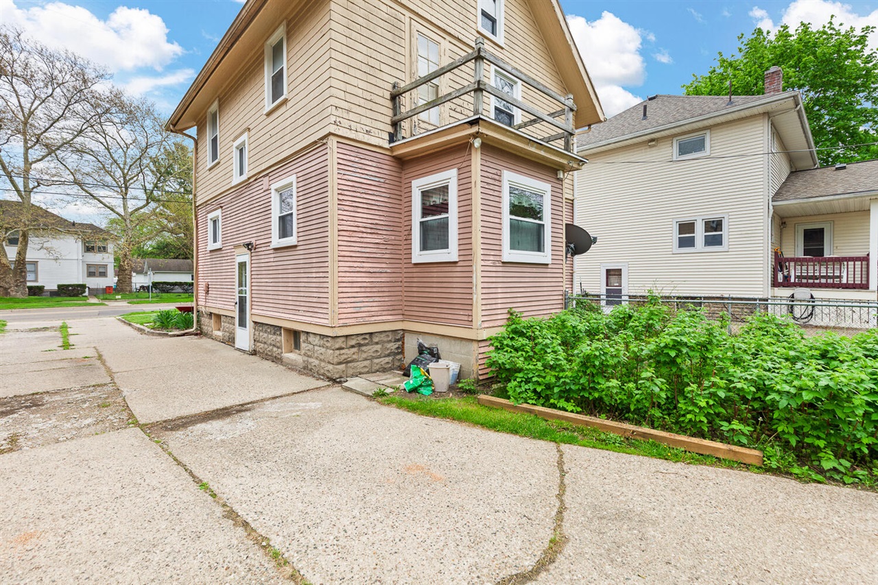 1002 S West Avenue, Jackson, MI, 49203-2955