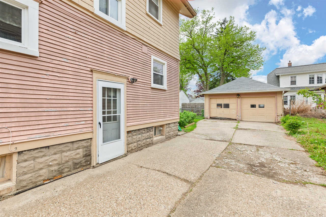 1002 S West Avenue, Jackson, MI, 49203-2955