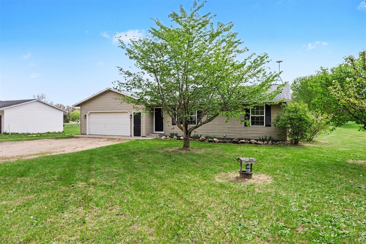 61117 County Road 653, Paw Paw, MI, 49079-9270