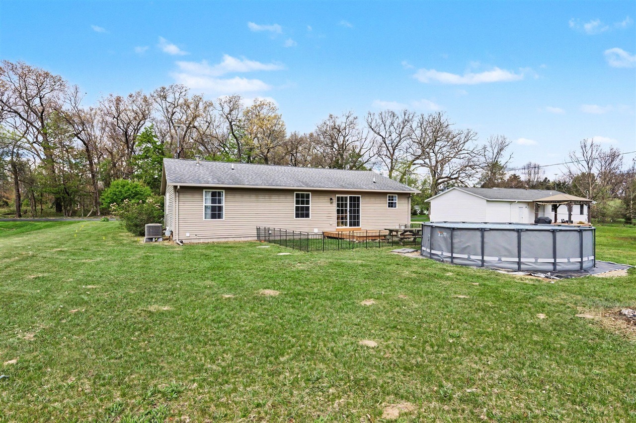 61117 County Road 653, Paw Paw, MI, 49079-9270