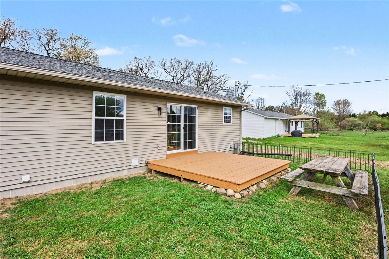 61117 County Road 653, Paw Paw, MI, 49079-9270