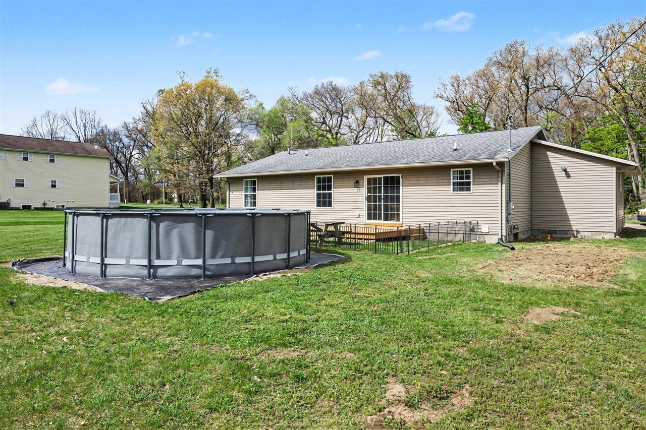 61117 County Road 653, Paw Paw, MI, 49079-9270