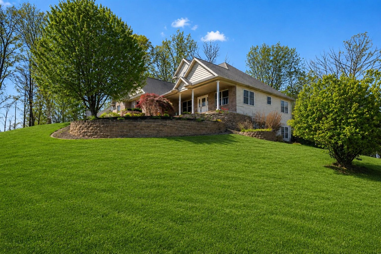 1st image of 2112 Scenic Hills Dr, Jackson, MI 49201 | MLS# 70529969