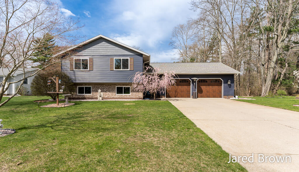 19159 Pine Grove Court, Spring Lake, MI, 49456-2332