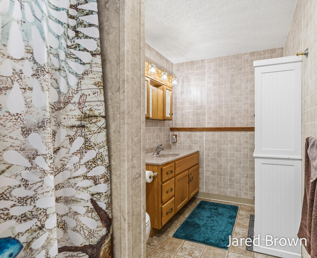 19159 Pine Grove Court, Spring Lake, MI, 49456-2332
