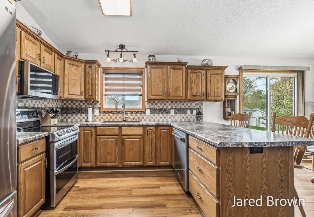 19159 Pine Grove Court, Spring Lake, MI, 49456-2332