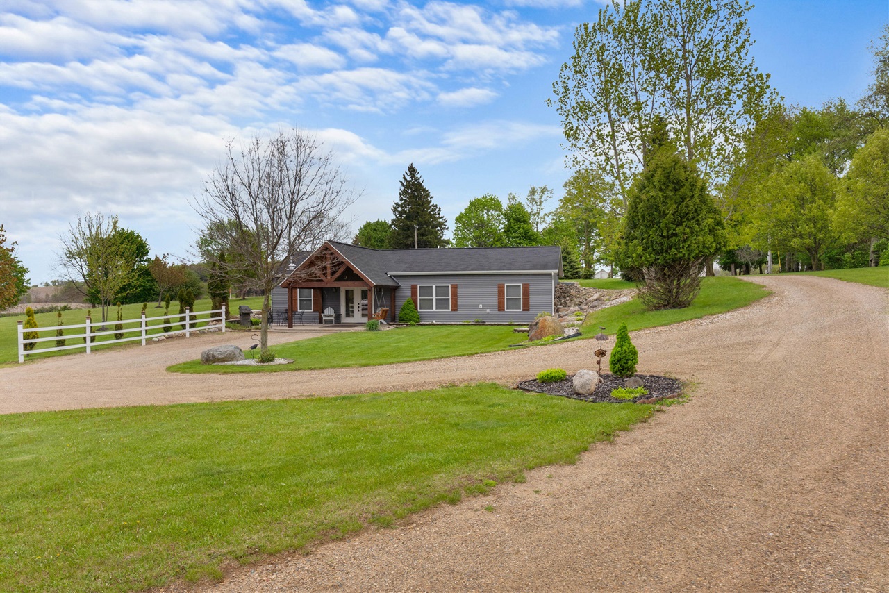 2922 S Hillsdale Road, Hillsdale, MI, 49242-9192