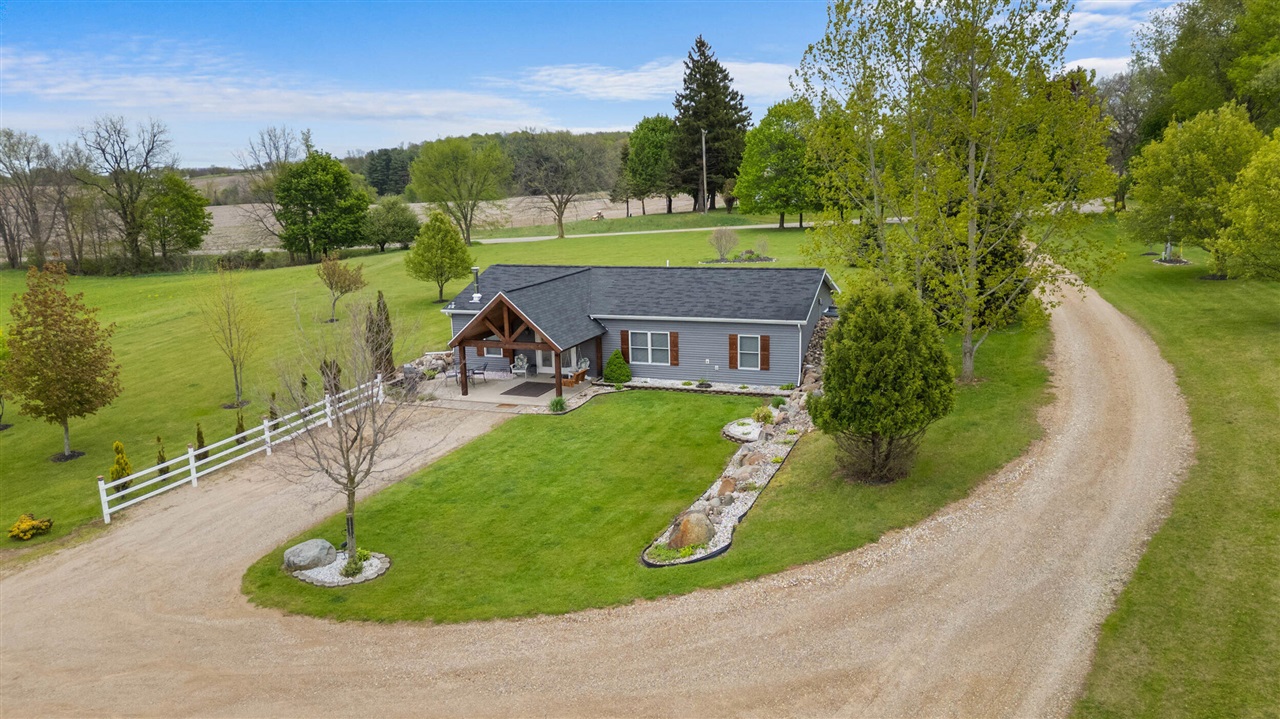 2922 S Hillsdale Road, Hillsdale, MI, 49242-9192