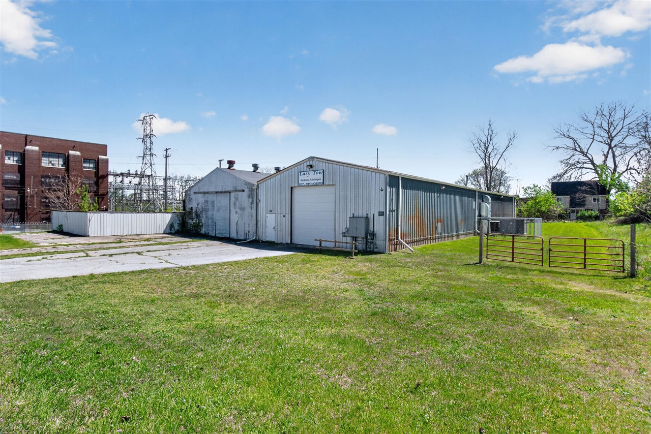 301 Hillsdale Street, Jackson, MI, 49202-2243