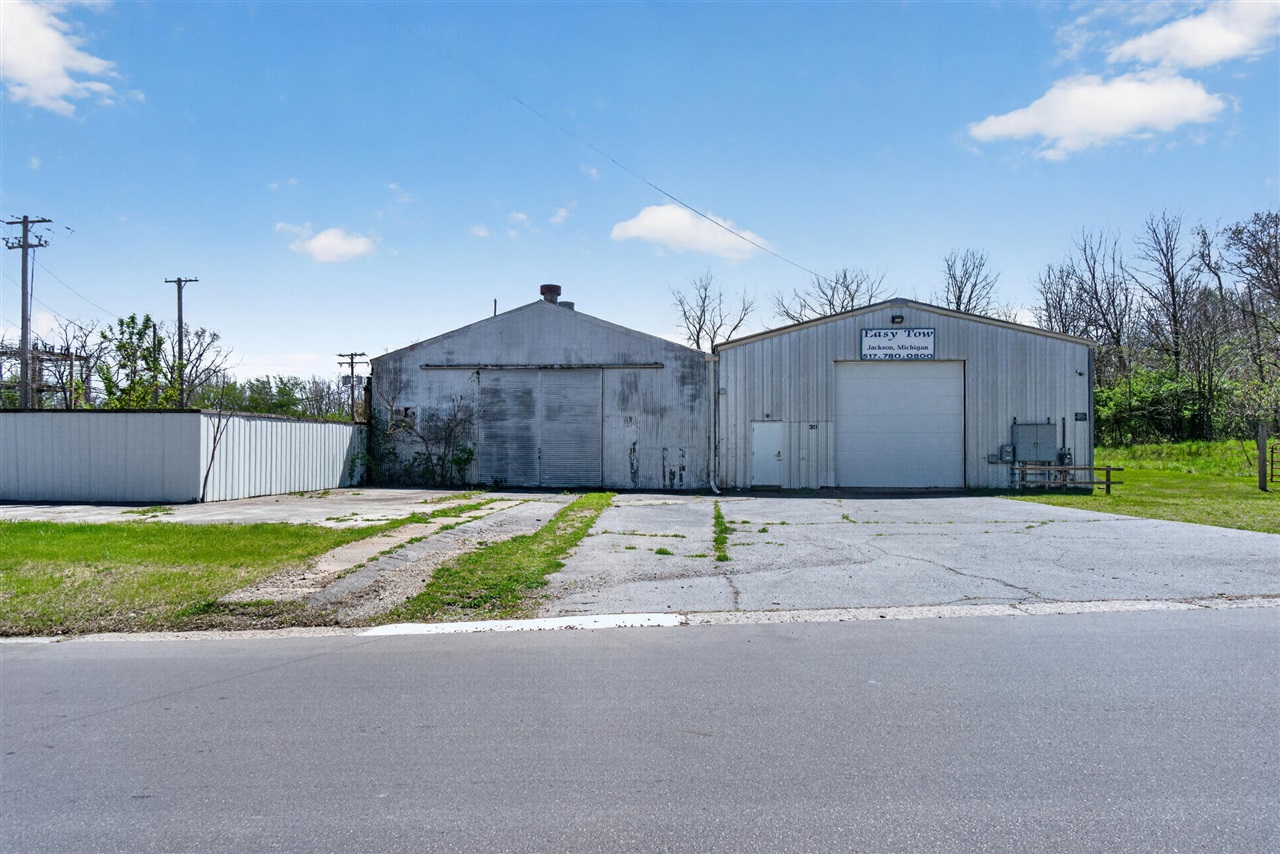 301 Hillsdale Street, Jackson, MI, 49202-2243