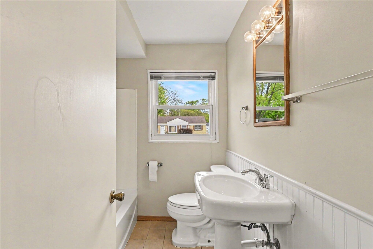 2421 Barstow Road, Lansing, MI, 48906-3740