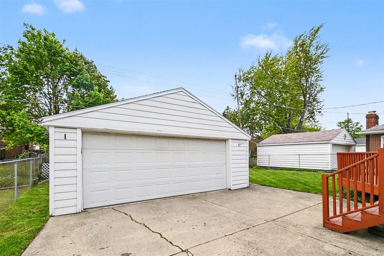 2421 Barstow Road, Lansing, MI, 48906-3740