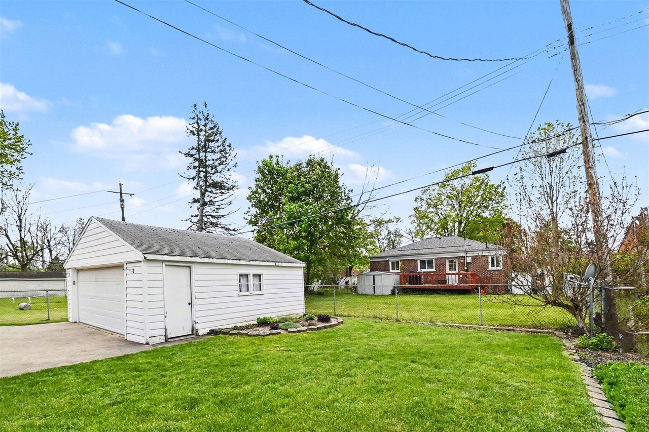 2421 Barstow Road, Lansing, MI, 48906-3740