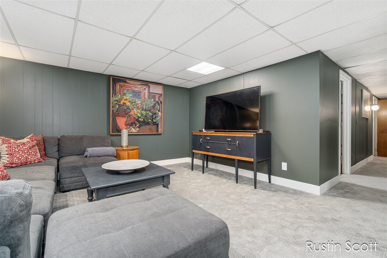 185 S Monroe Street, Rockford, MI, 49341