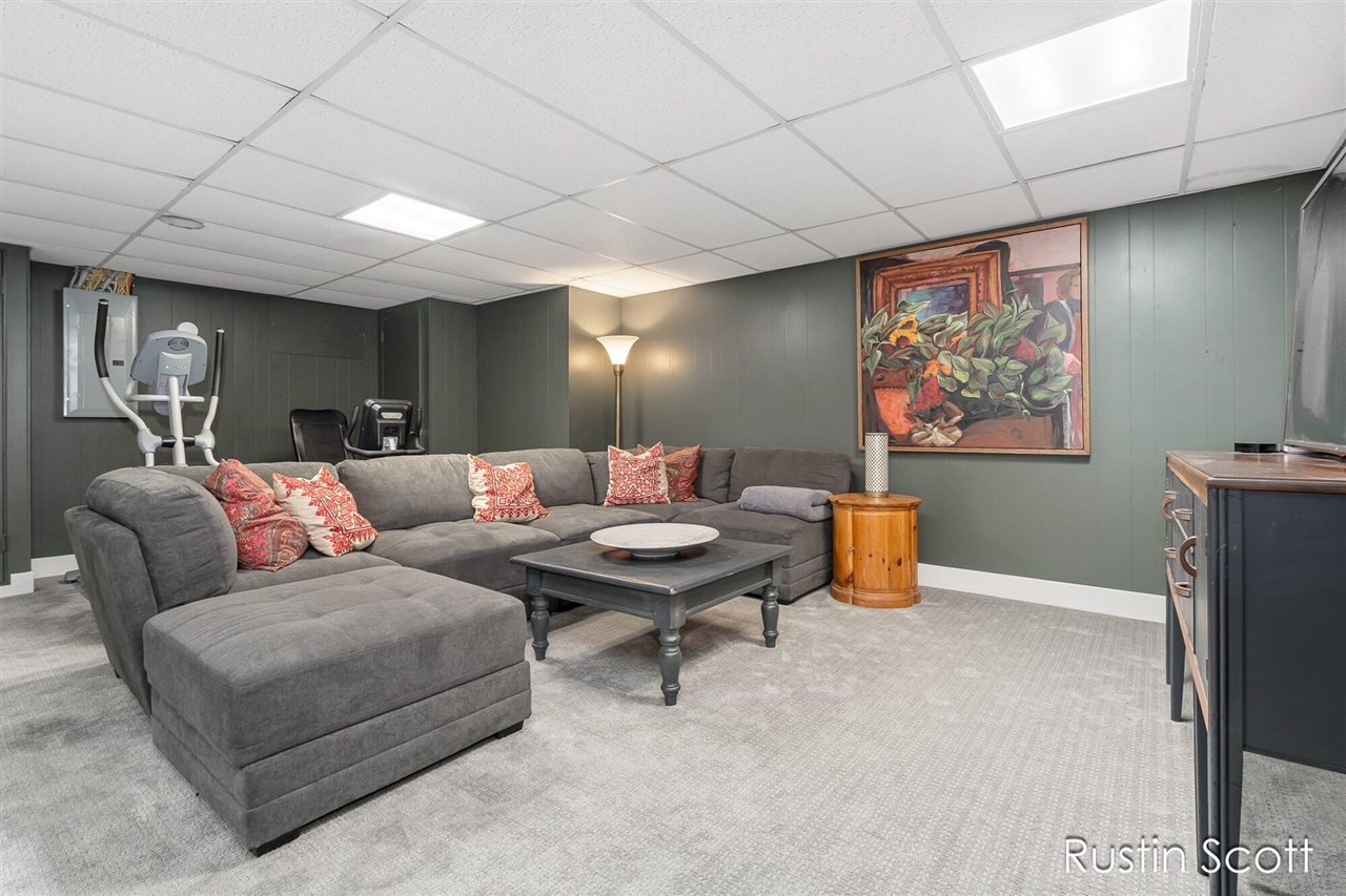 185 S Monroe Street, Rockford, MI, 49341