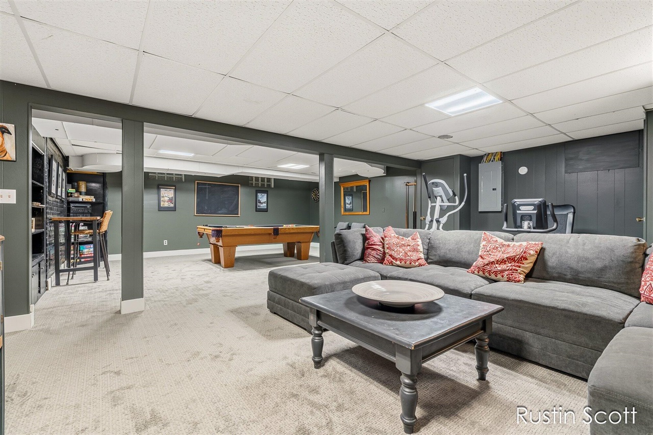 185 S Monroe Street, Rockford, MI, 49341