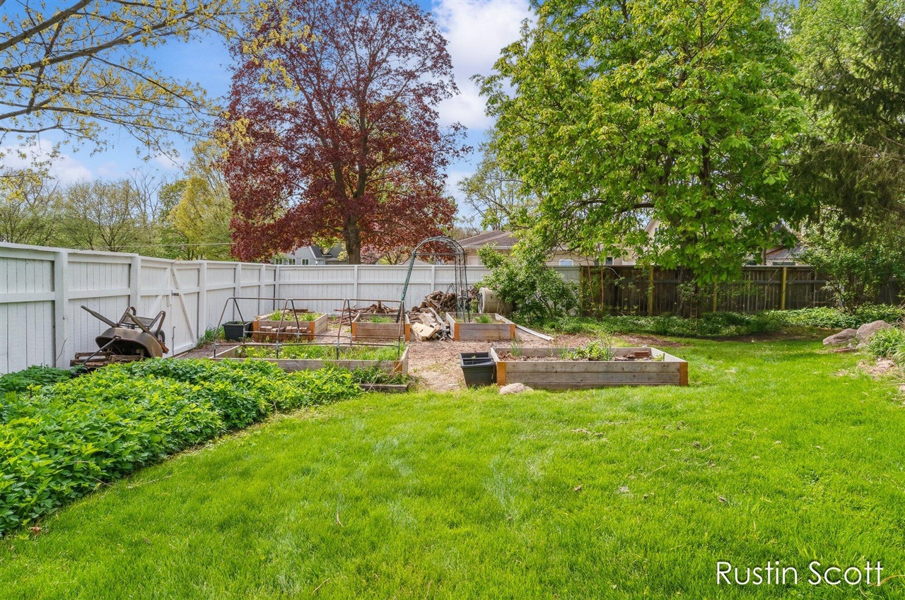 185 S Monroe Street, Rockford, MI, 49341