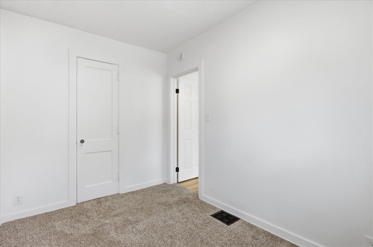 900 Dallas Avenue, Grand Rapids, MI, 49507-1323