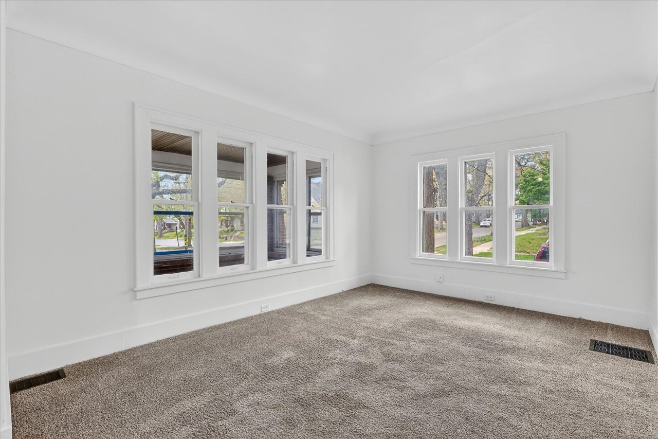 900 Dallas Avenue, Grand Rapids, MI, 49507-1323