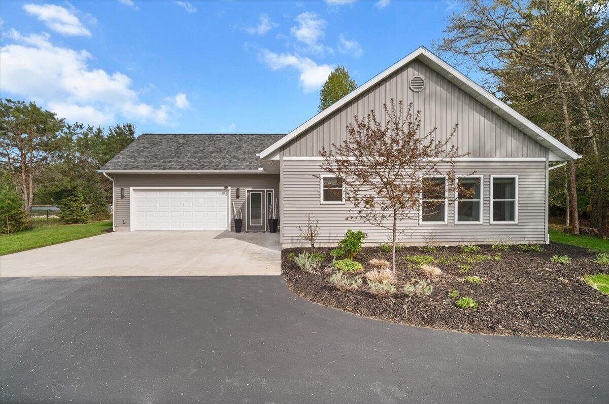 6619 Donegal Court, Canadian Lakes, MI, 49346-9128